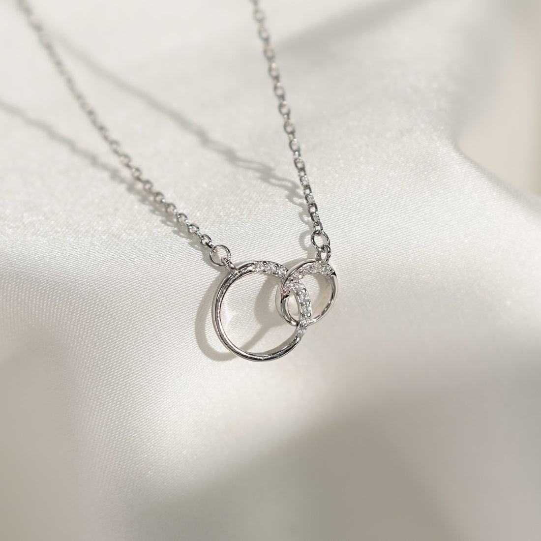 Gold & Silver Interlocking Circle Pendant | Woman Necklace | Infinity Circles Ladibelle