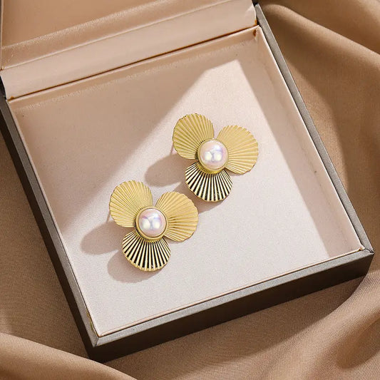 Mini Gold Pearl Trefoil | Woman Stud Earrings Ladibelle