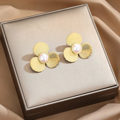 Mini Gold Pearl Trefoil | Woman Stud Earrings Ladibelle