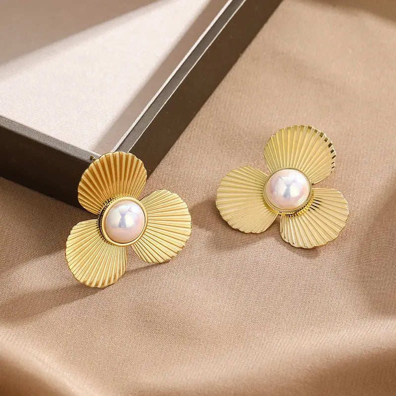 Mini Gold Pearl Trefoil | Woman Stud Earrings Ladibelle